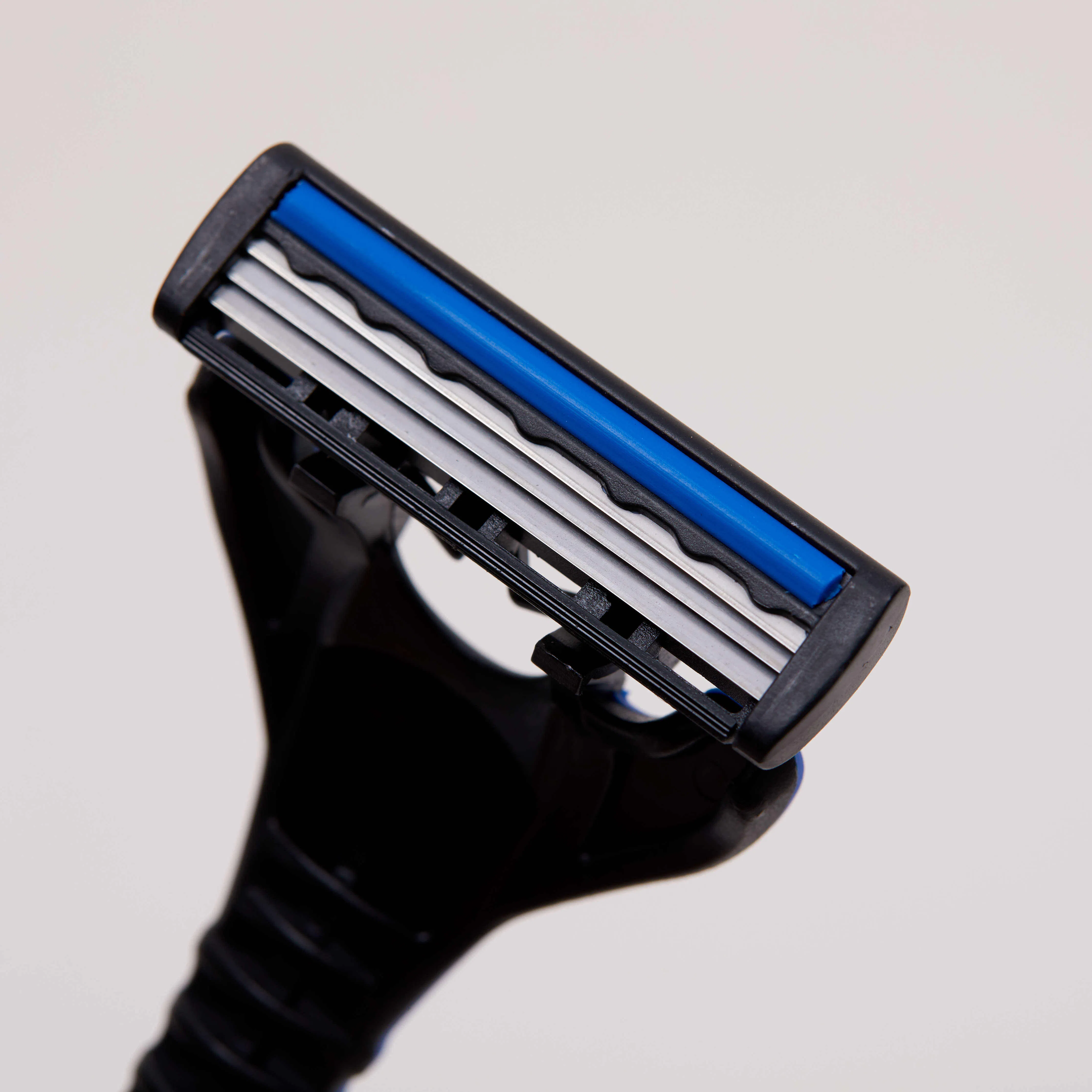 Disposable Men's Razor with Sharp Three-Sided Stainless Steel Tip for Hotel Amenities