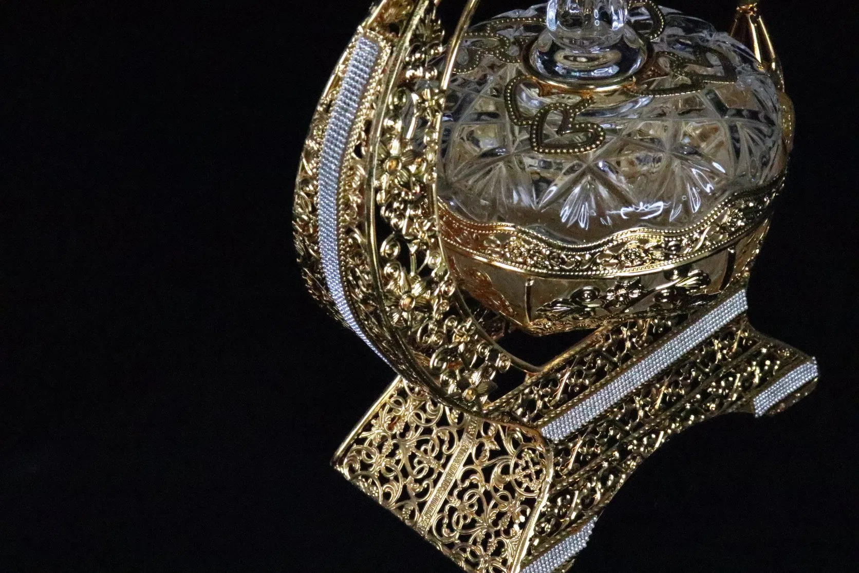 Wholesale Household Daily Ornaments, Gold-Plated Iron Art, Matched with Bowls, Glass Bowls
