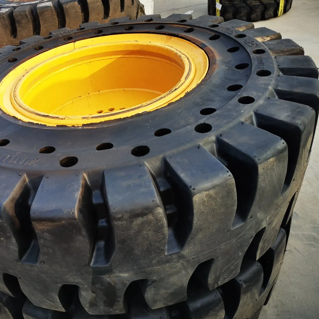 23.5-25 Industrial Solid OTR Tire for Forklift, Mining Truck and Wheel Loader
