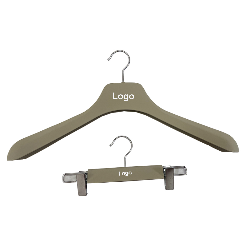 Custom Logo Coat Hangers Pants Skirt Suit Non-Slip Clothes Black Plastic Hangers for Clothing Store Display Rack Hanger