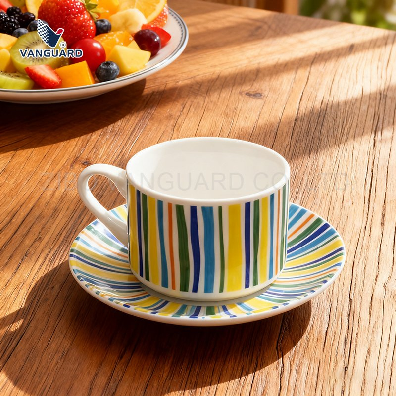 Набор керамических чашек с блюдцами и печатью