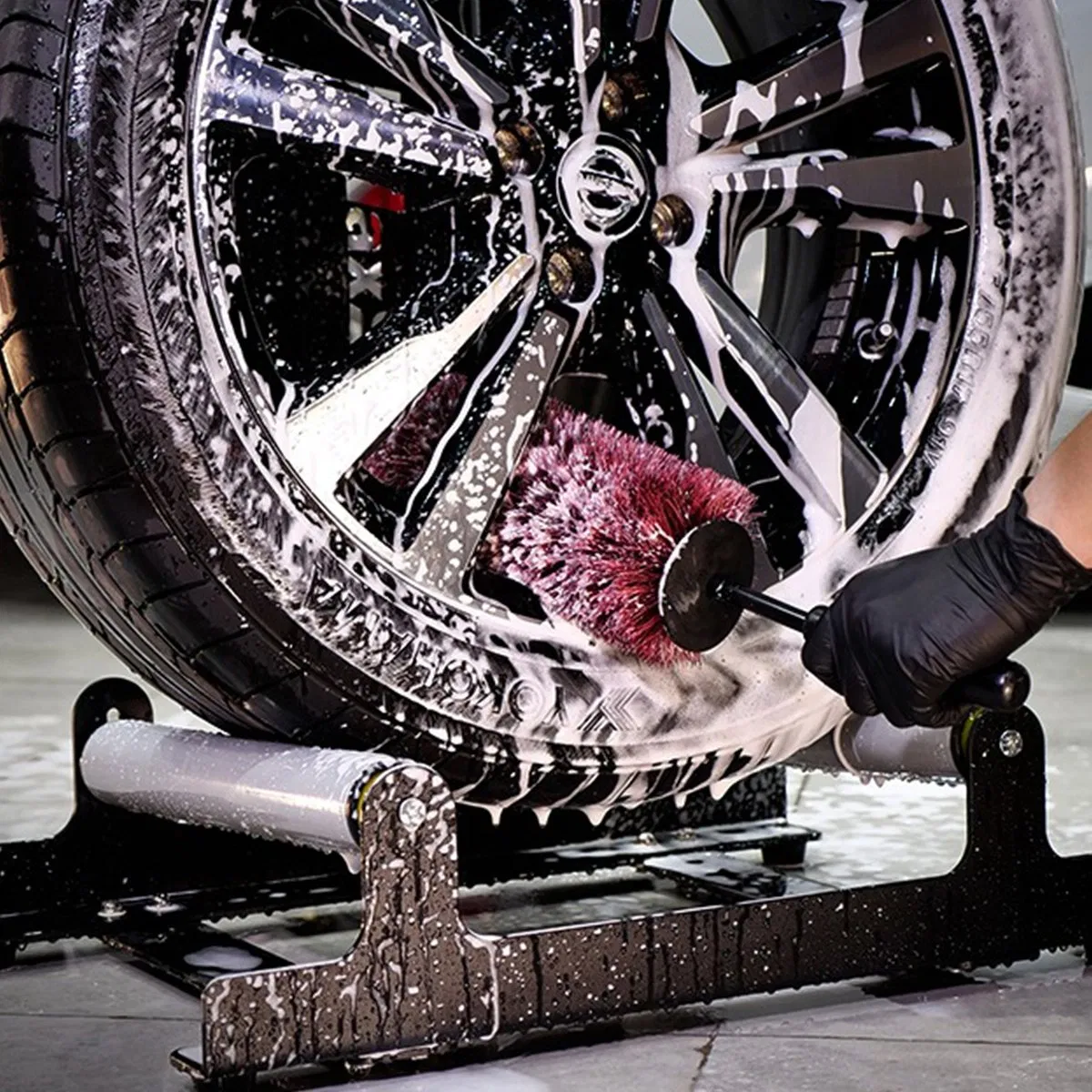 Щетка для чистки дисков автомобиля с длинной ручкой