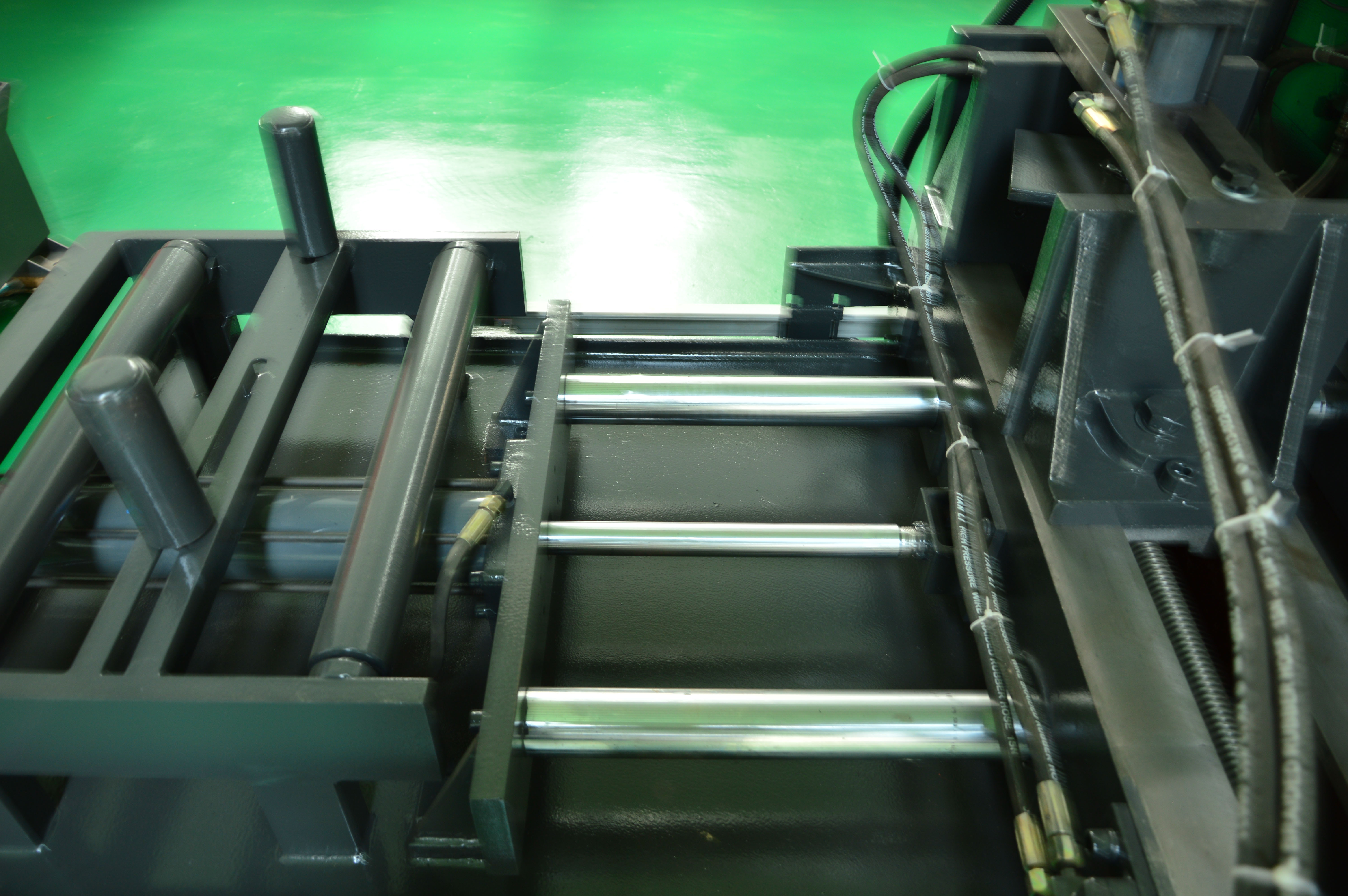 Ленточная пила по металлу полуавтоматическая электрическая