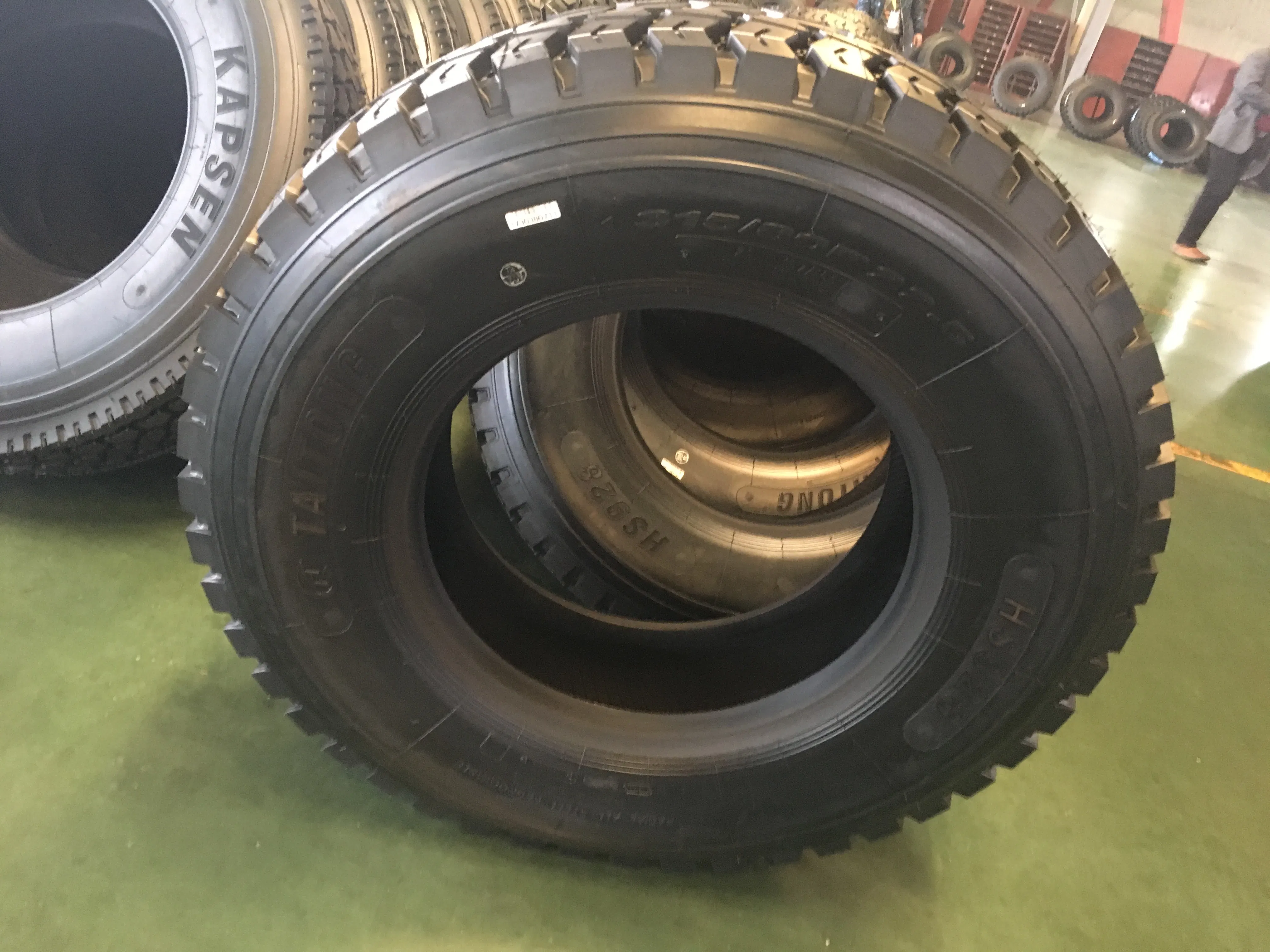 Premium Natural Rubber 215/75R17 5 Tyres for City Buses and Trucks