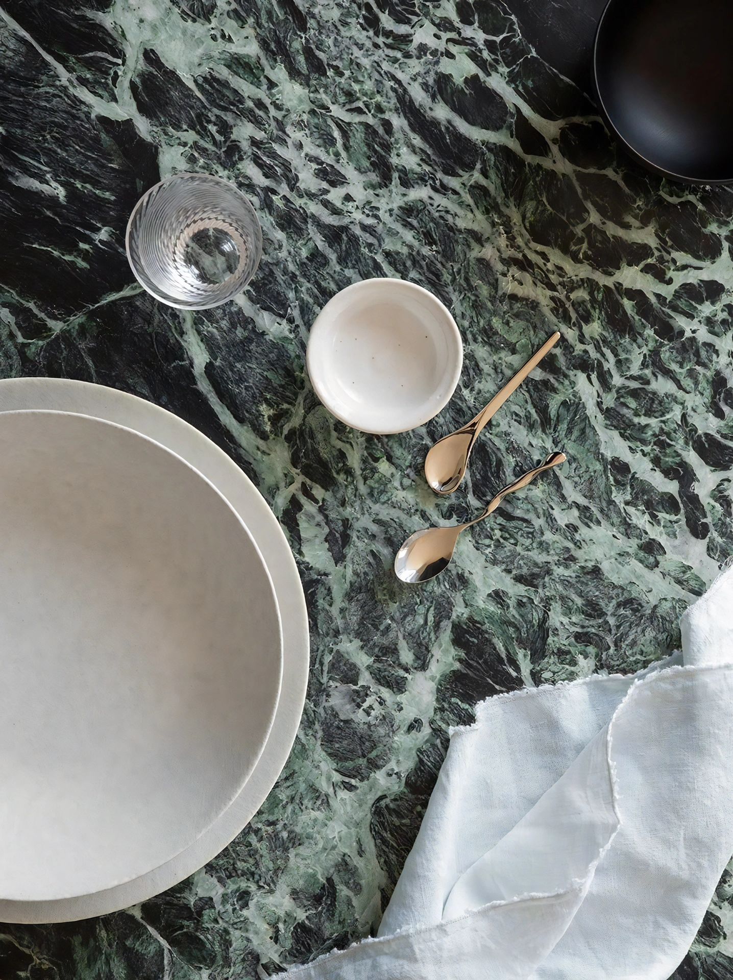 Барная стойка домашняя деревянная со шкафами и стульями