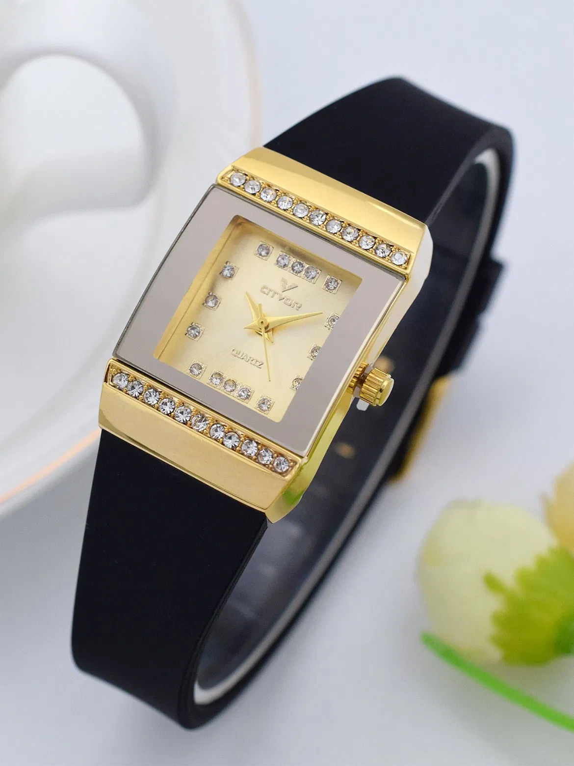 Hot Sale Waterproof Silicone Strap Lady Watch Alloy Watch