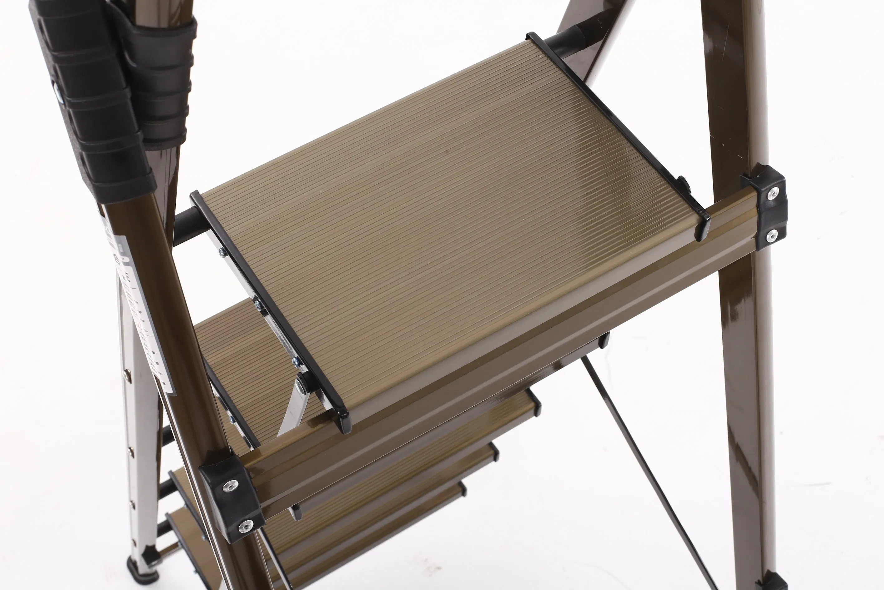 Sturdy and Non-Slip Aluminum Household Ladder with Big 18cm Pedal