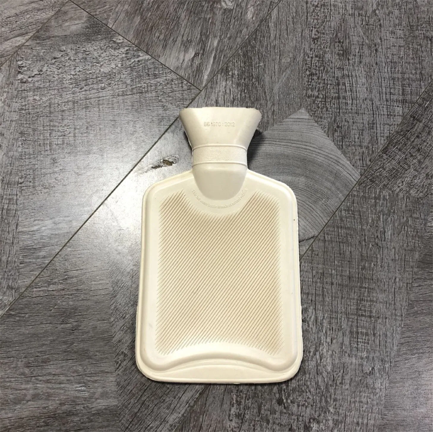 Wholesale British Standard 2000ml Red Rubber Hot Water Bottle Bag