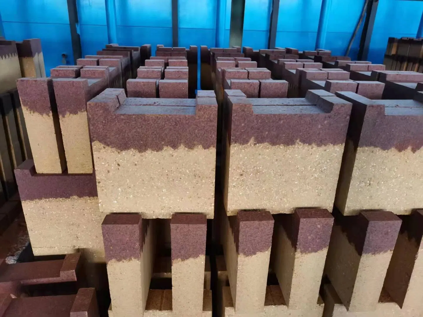 Магнезито-глиноземистый кирпич с низкой теплопроводностью