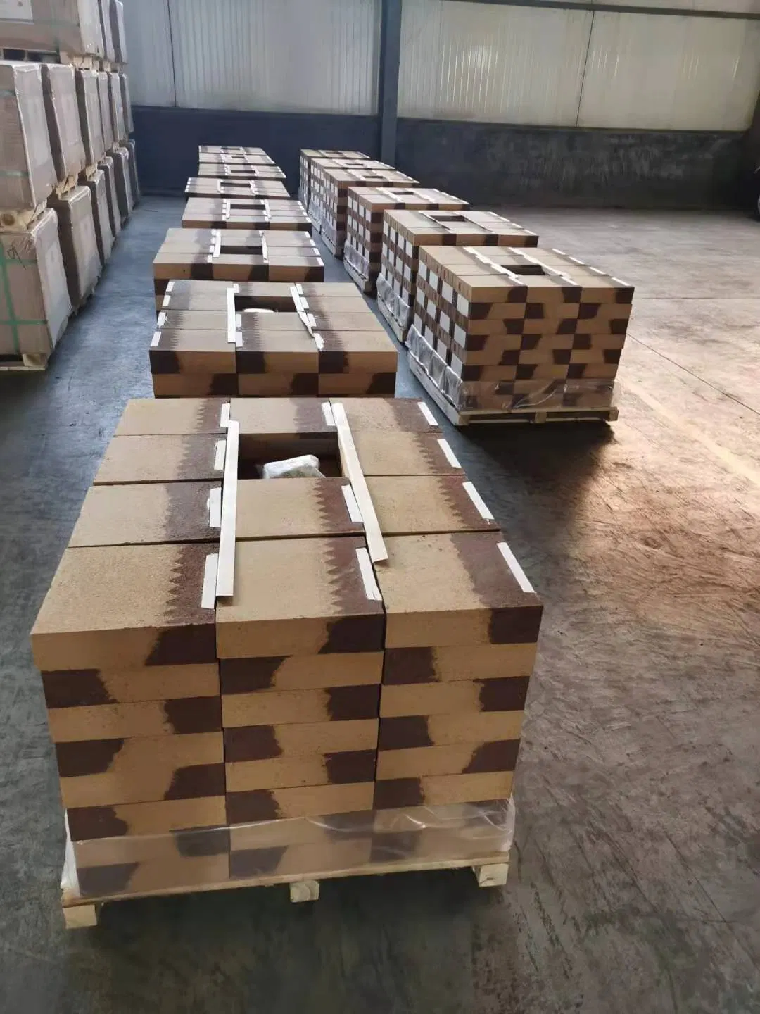 Магнезито-глиноземистый кирпич с низкой теплопроводностью