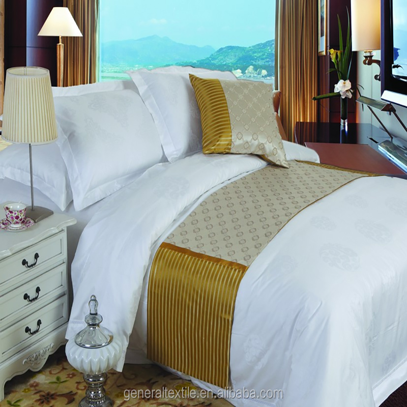 New Design Customized Logo Embroidery Queen Size Hotel Bed Runner and Cushions