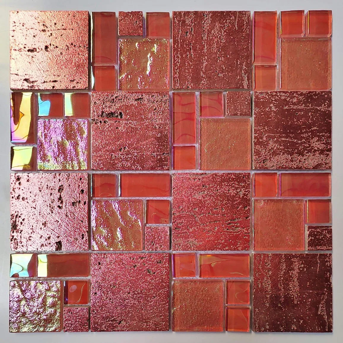 Мозаика из стекла с металлическими акцентами