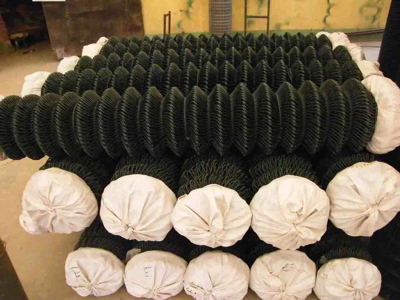 High-Quality Galvanized Chain Link Fence Wire Mesh PVC Powder Coating Accept Customized