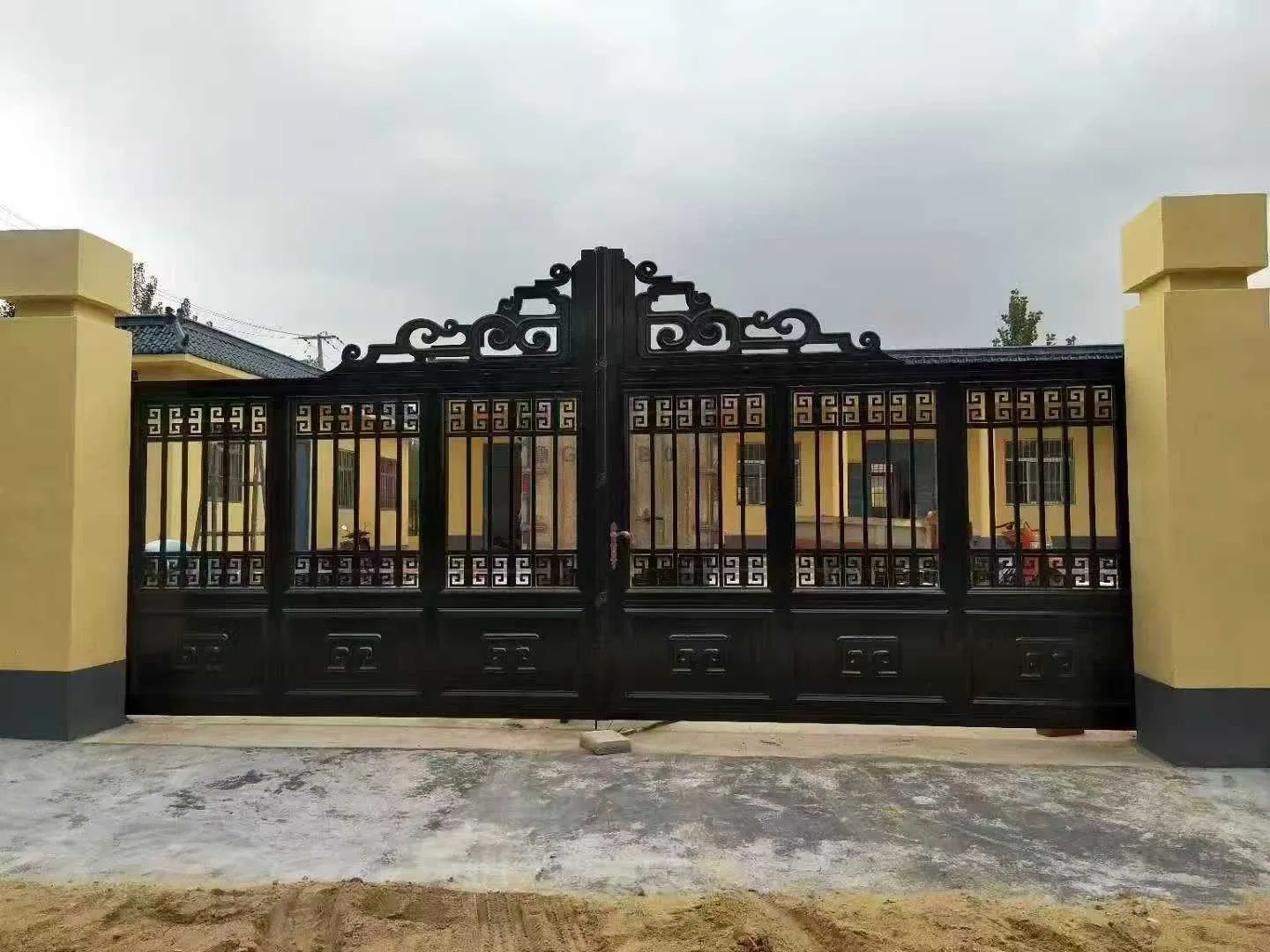 Metal Window Durable Aluminum Art Door for Stylish Entryways and Exteriors