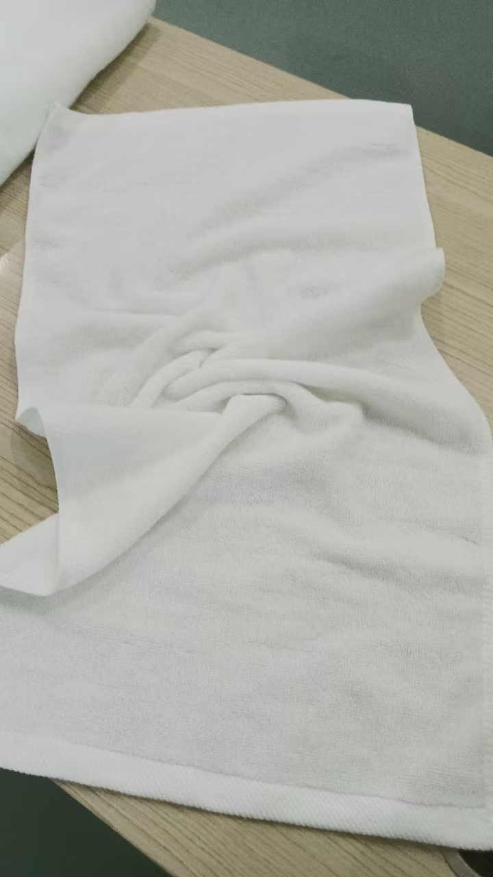 Wholesale 5-Star Hotel Bath Towel Set - 100% Cotton White Luxury for Hilton Hotel, OEM Custom Logo Service