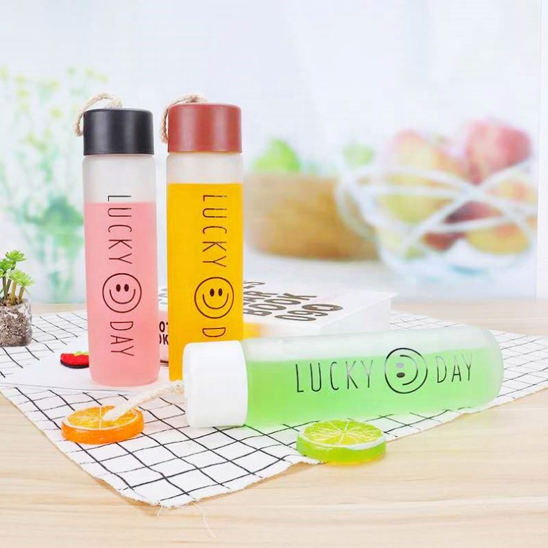 Стеклянная бутылка для воды с матовым покрытием и ручкой