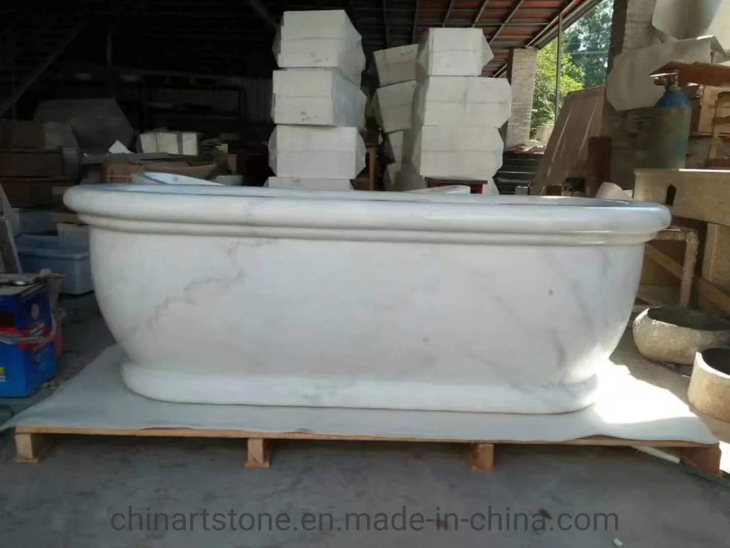Угловая ванна из белого мрамора Каррара