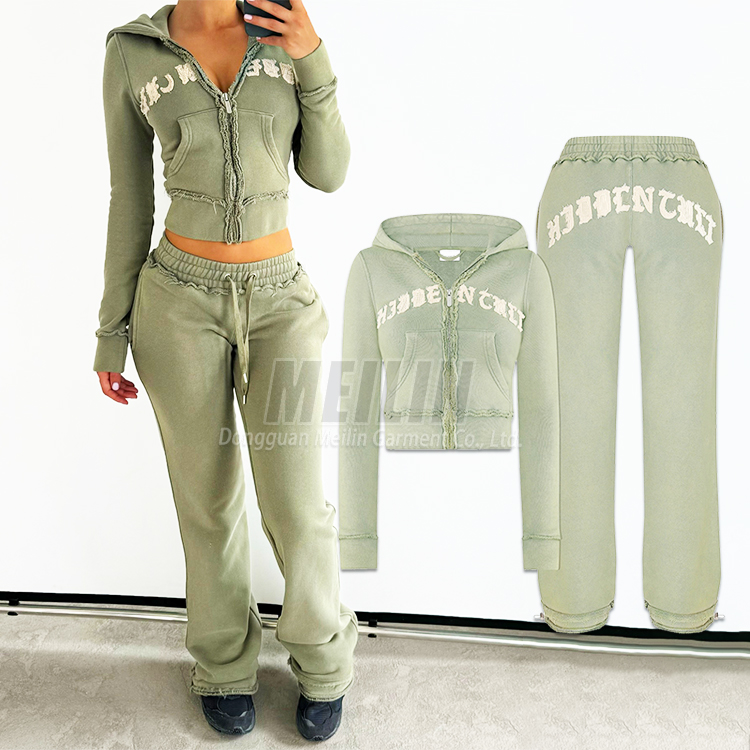 Костюм женский спортивный с капюшоном