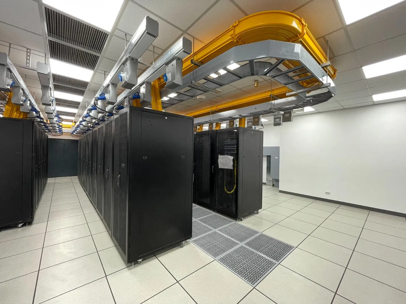 42u Automatic Temperature Control Cold Channel Sealing Cabinet for Data Center