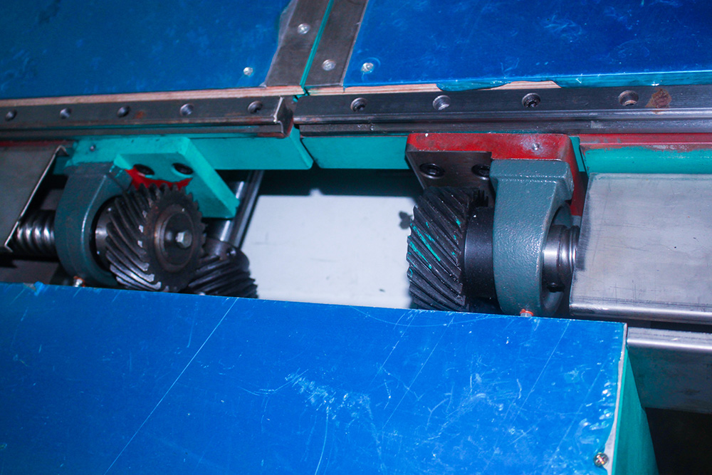 Ленточная пила вертикальная автоматическая для листового материала