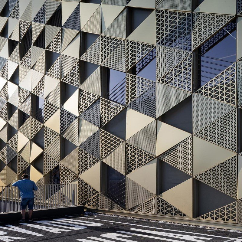 Customized Metal 3D Triangle Perforated Aluminum Panel Exterior Decoration Material Curtain Wall