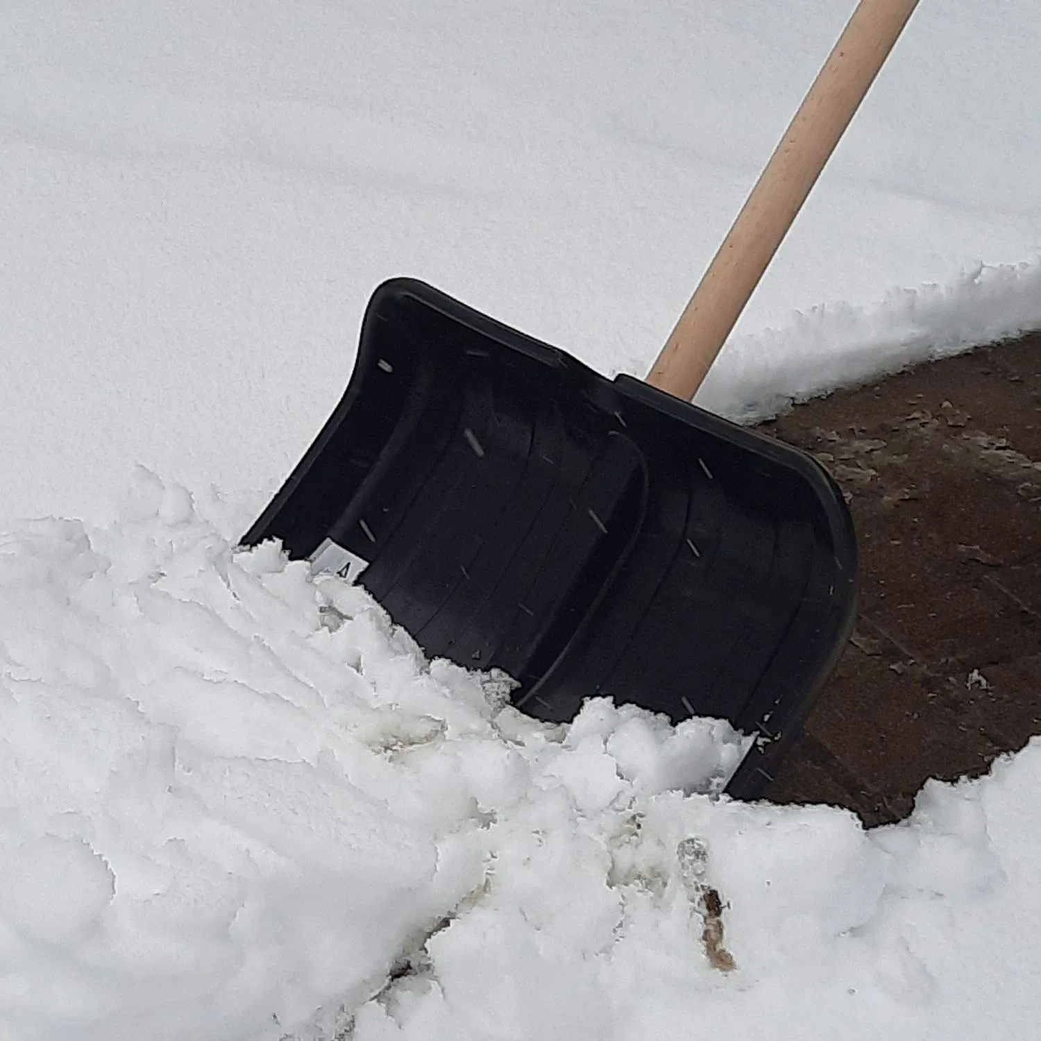 Winter Portable Snow Shovel for Driveway Snow Removal with Wooden Rod and Handle 136cm Length Compact Scooper Shovel Heavy Duty