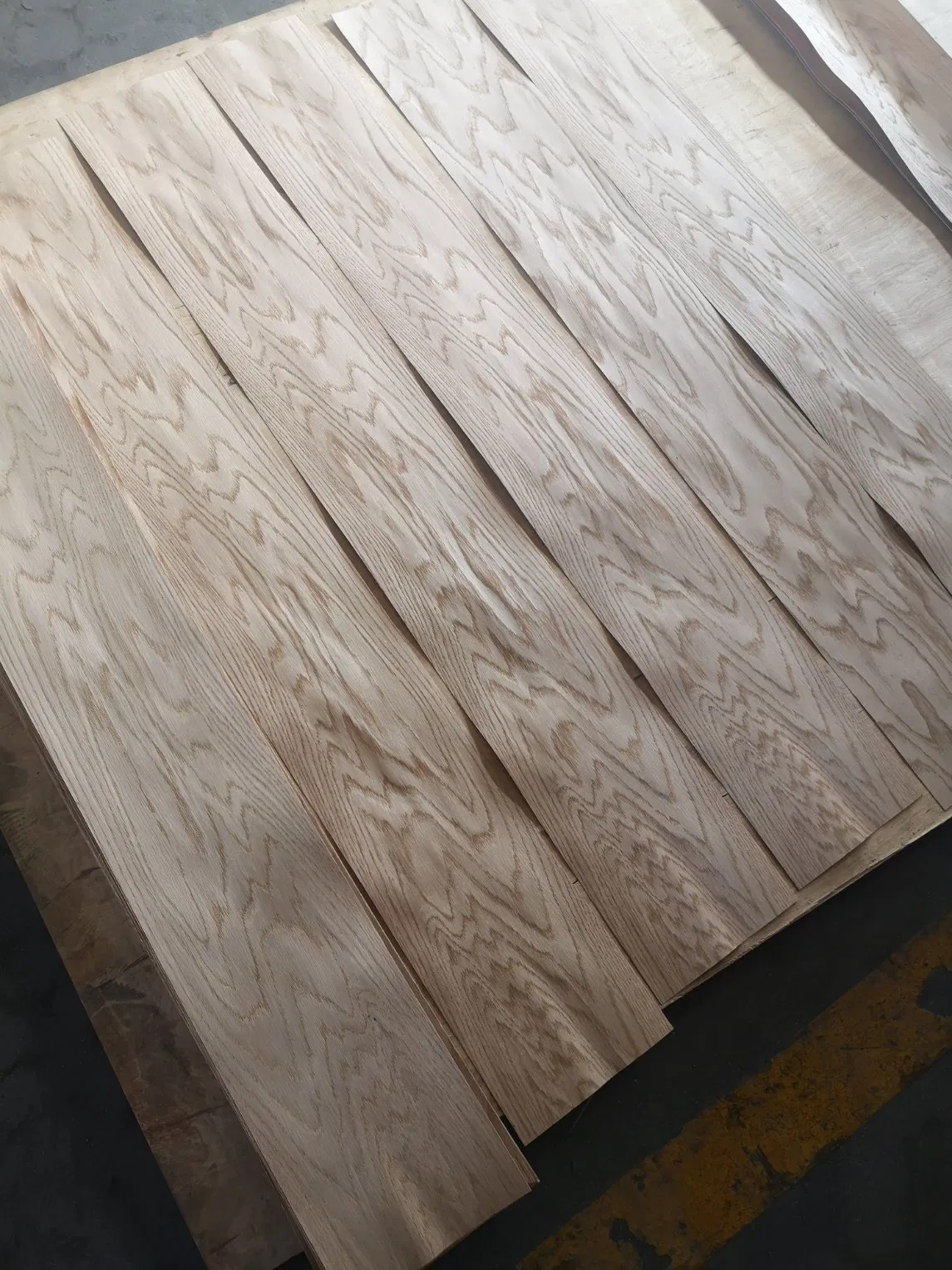 0.6mm Oak Wood Vene Floor Decorate Veneer
