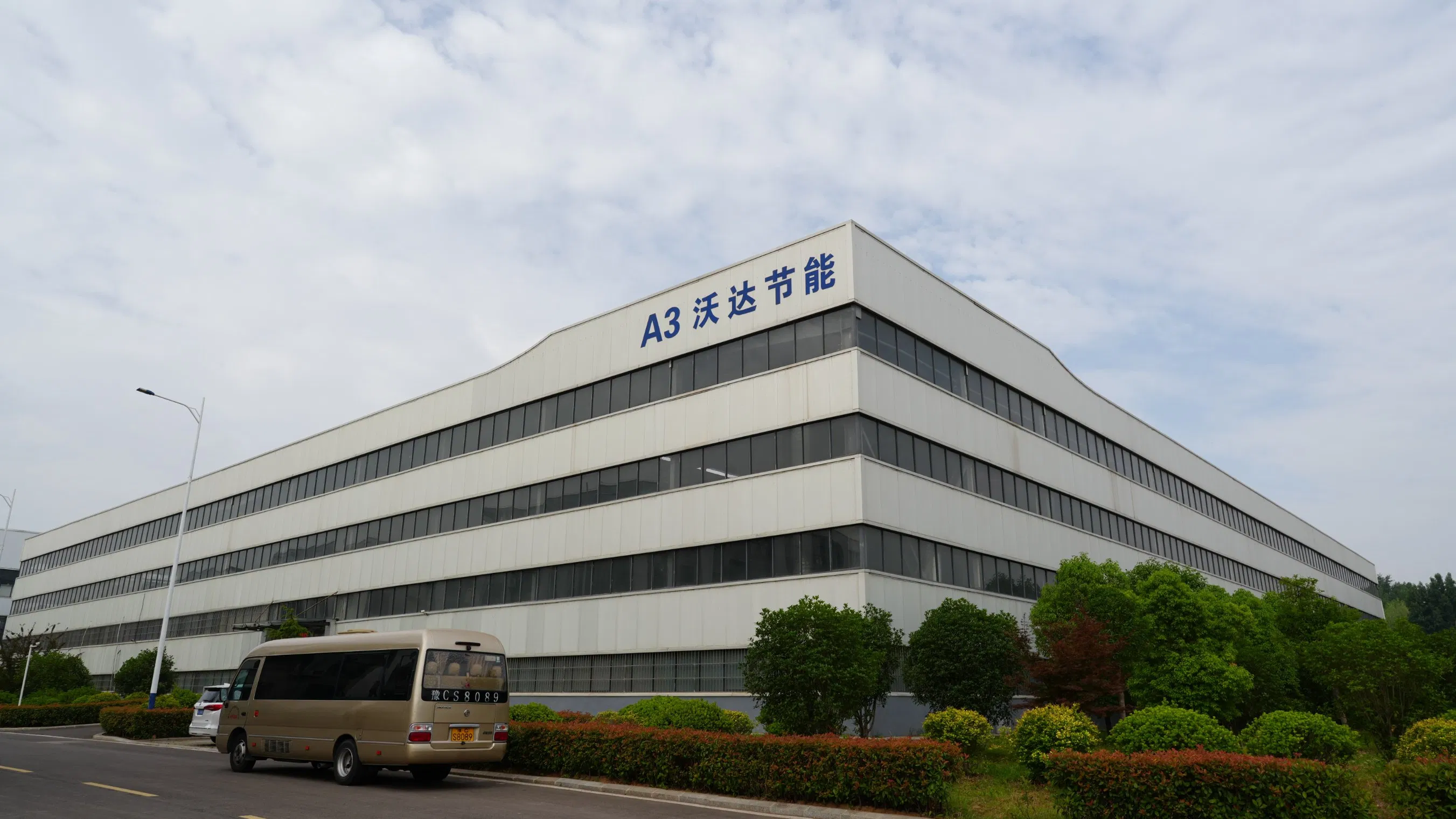 Premium European Vending Machine with Diverse Food and Beverage Selection