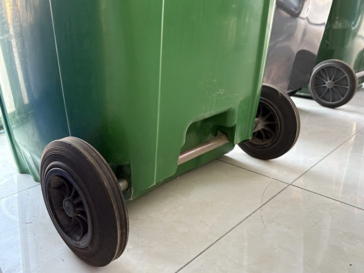 Стильное мусорное ведро на колесах для дома