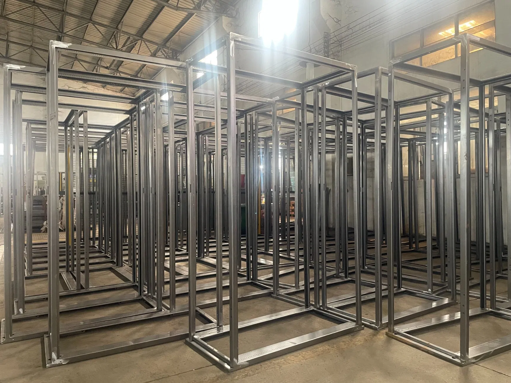 Металлический дисплейный шкаф для магазина