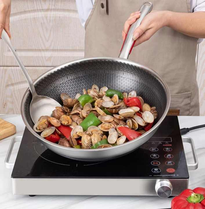 2025 New Arrival 304+Aluminum+430 Mateial Inside&Outside Etching with The Glass Lid Non Stick Tri-Ply Ss Wok