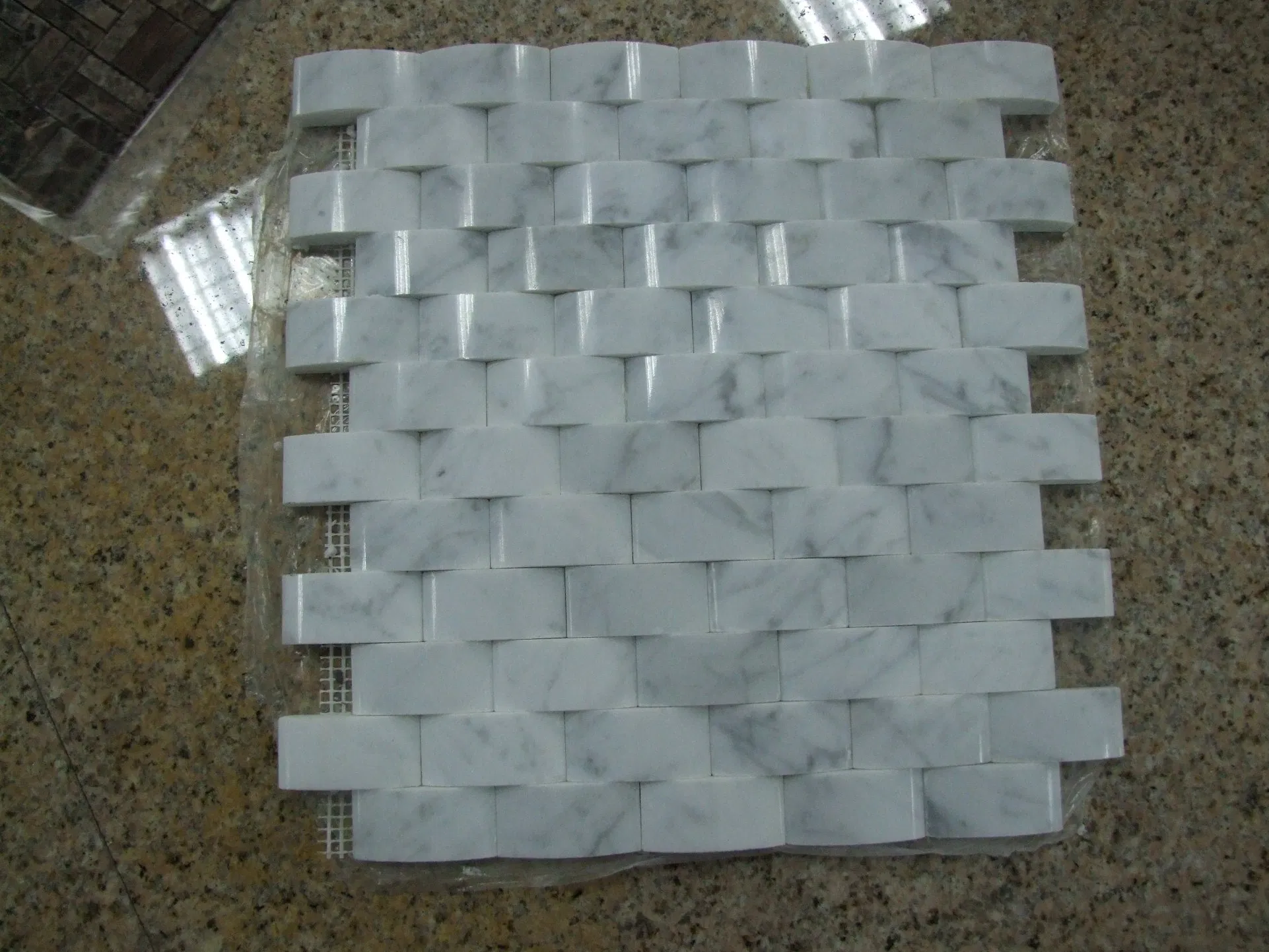 Мозаика из оникса Mixcolor для стен и пола