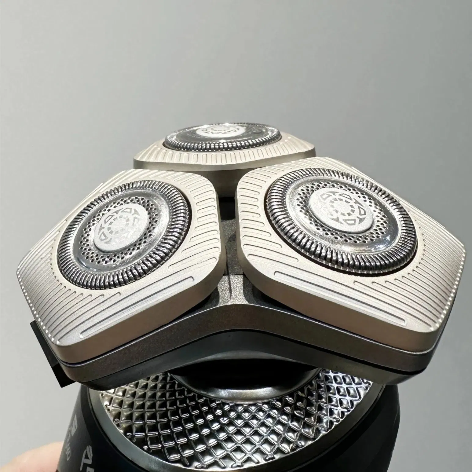 2-in-1 Phelips Norelco S9502/83 Electric Shaver with Personal Grooming Kit