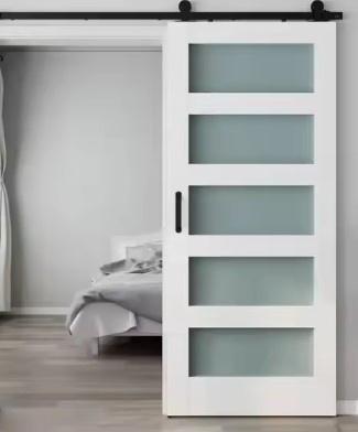 Белая матовая стеклянная дверь сарайного типа