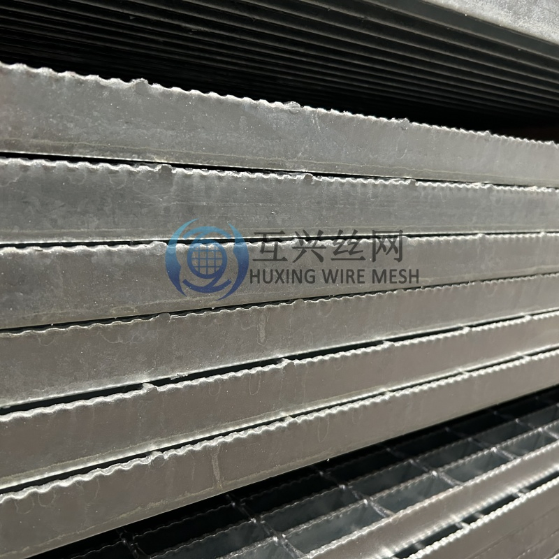 Manufacturer Sales Light Steel Structure Non Slip Serrated Bar Grating with Heavy Zinc Coated Steel Mesh Grating for Drainage Road Safety Fence Grid