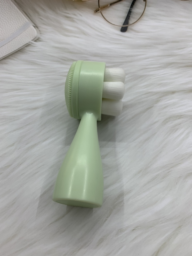 Green Color Plastic ABS Handle Facial Brush with White Synthetic Hair and Green Silicone