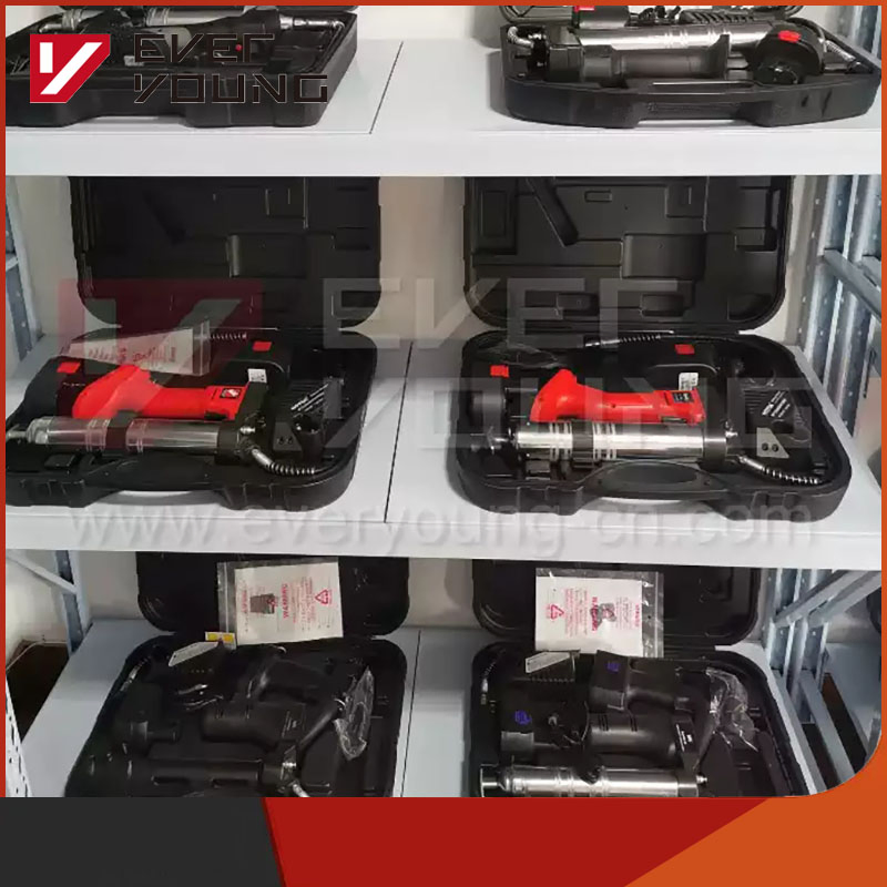 Аккумуляторная маслёнка 18В с быстрой зарядкой