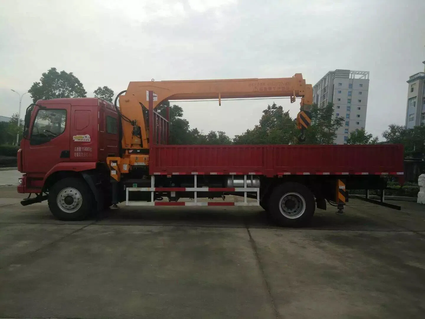 Jiangwei Truck Mounted Crane, Large Working Radius, Strong Carrying Capacity, Easy to Use 8 Tons Mobile Crane
