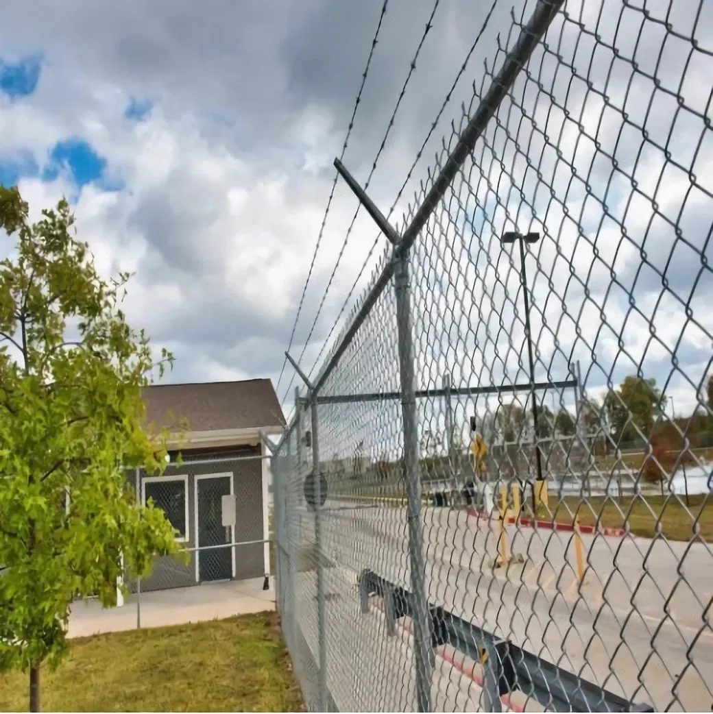 Wholesale Hot DIP Galvanized 6FT Chain Link Fencing Top with Barbed Wire for Farm/Garden/Park