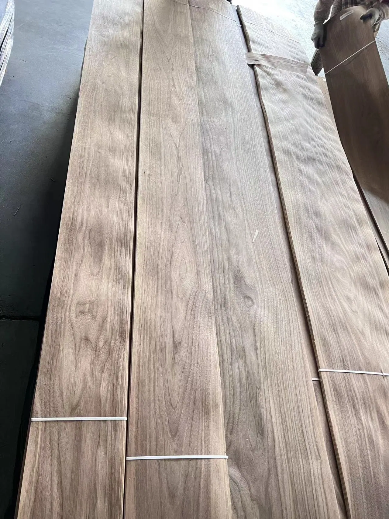Natural Wood Face Veneer Adhered Surface on Plywood, Furniture,