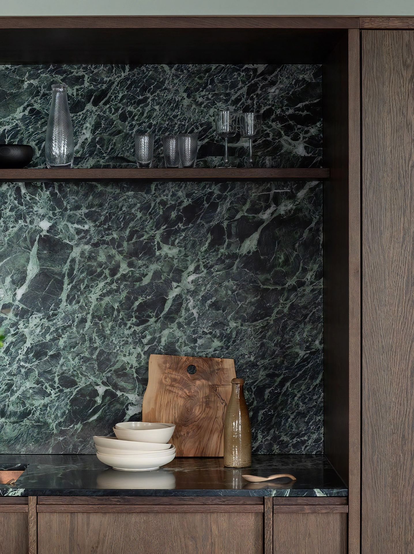 Барная стойка домашняя деревянная со шкафами и стульями