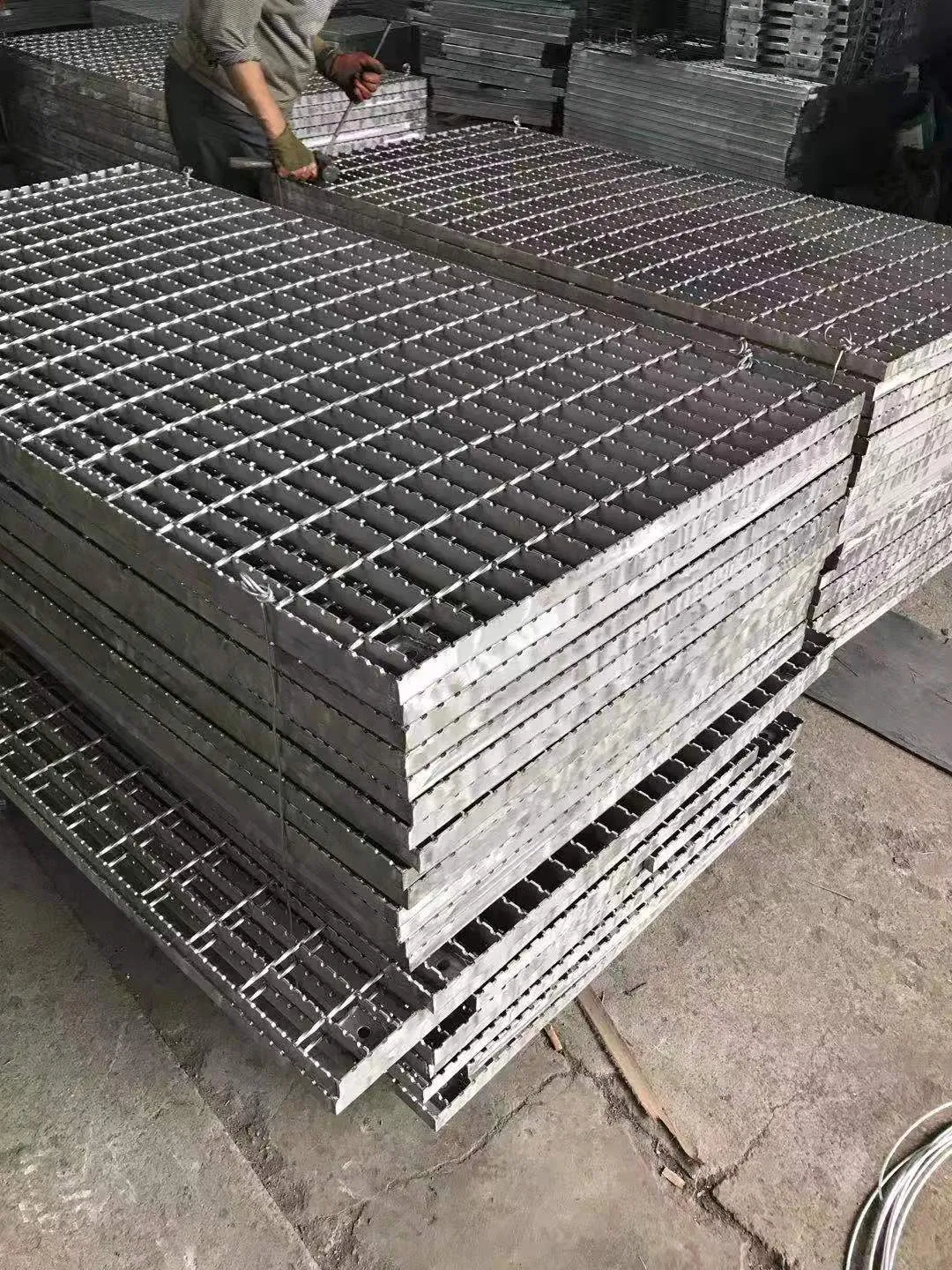 Stainless Catwalk Steel Grating/ Punched Decking/Grip Strut/Safety Grating