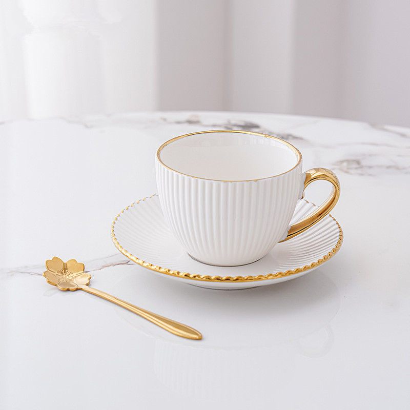 Керамическая чашка с блюдцем для кофе и чая