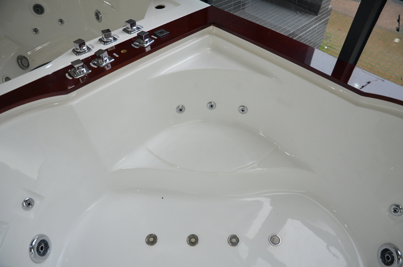 Угловая ванна для двоих с гидромассажем и подсветкой