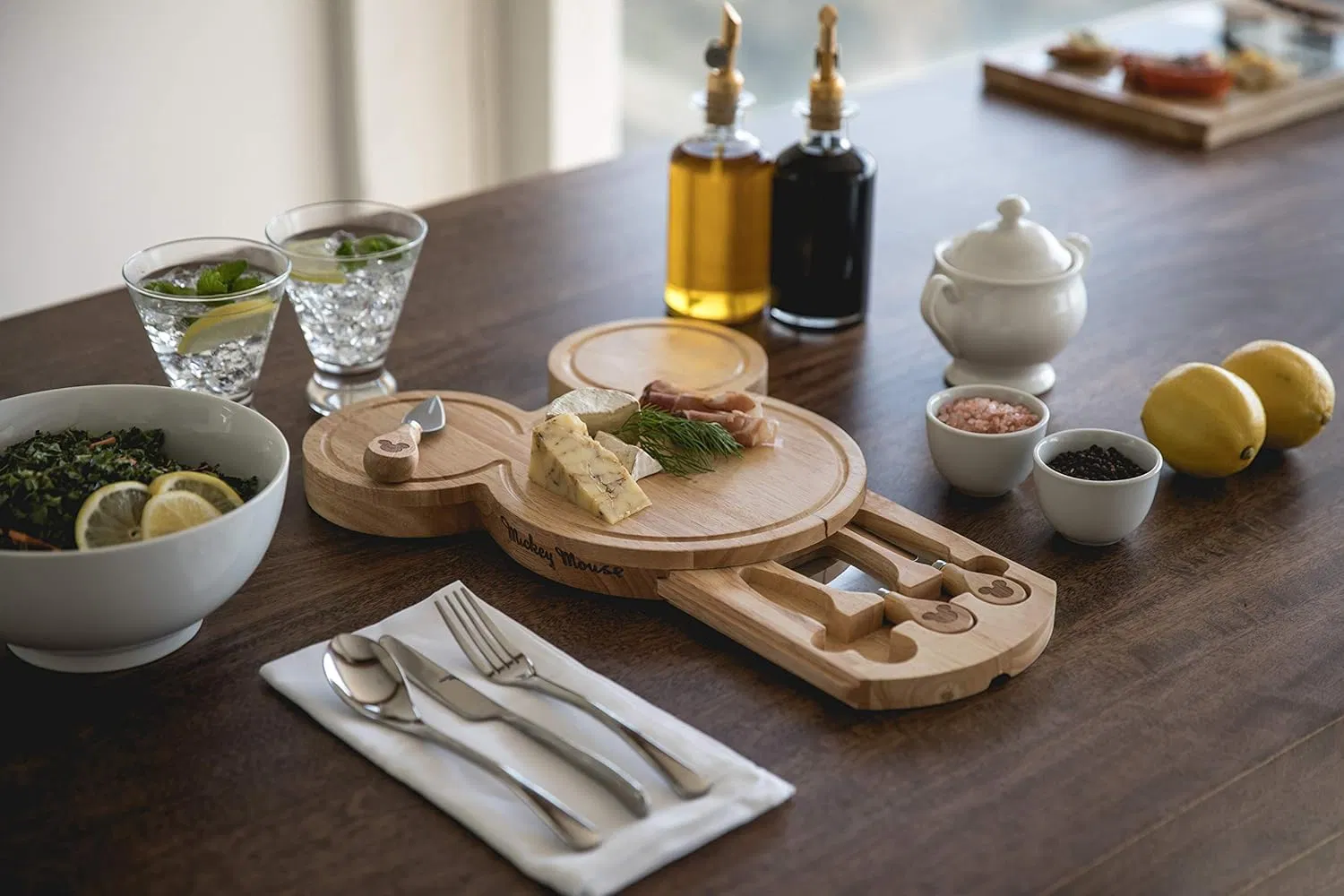 Сырная доска и ножи в форме головы Микки Мауса