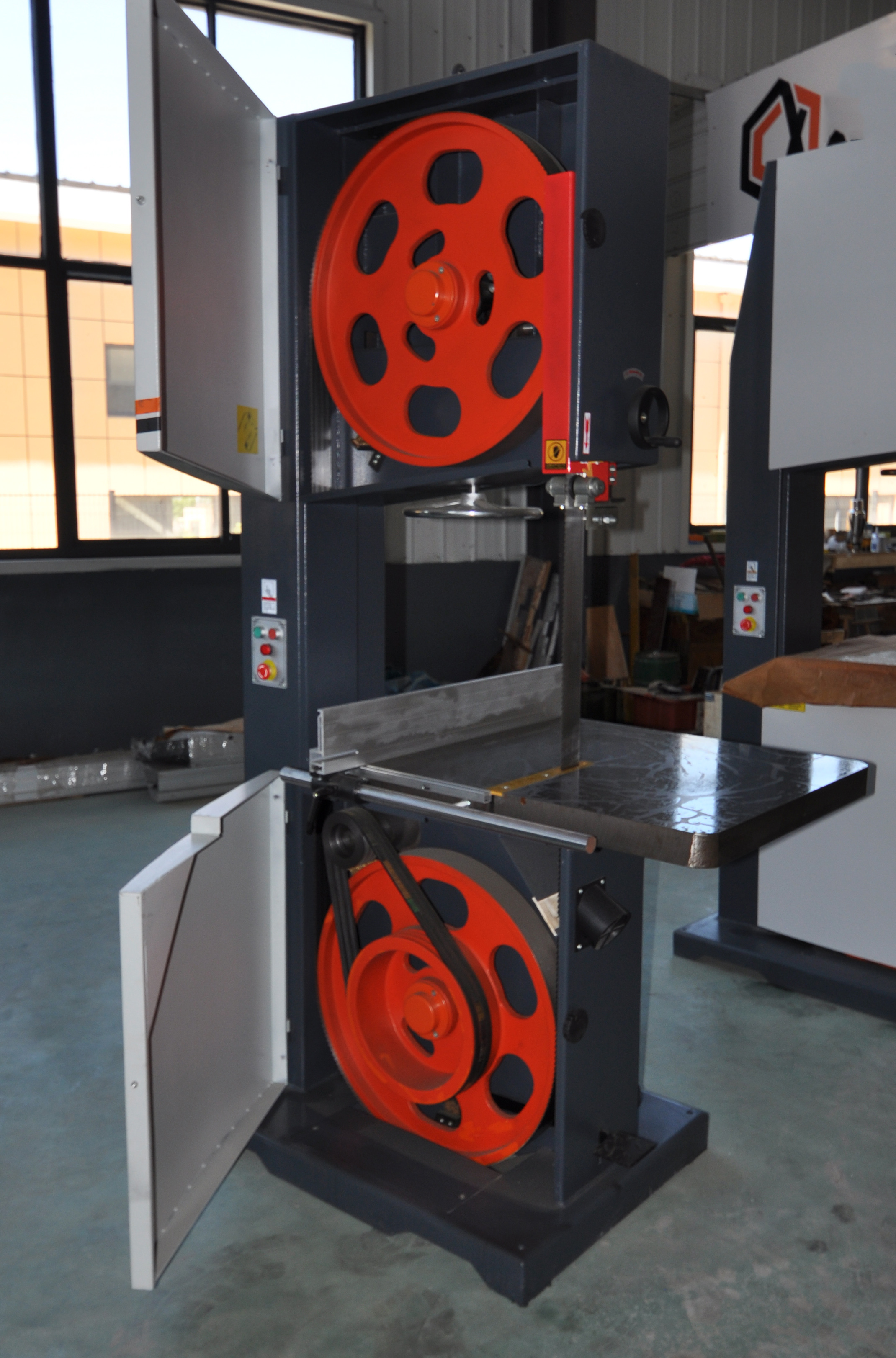 Станок ленточнопильный вертикальный по дереву MJ398B