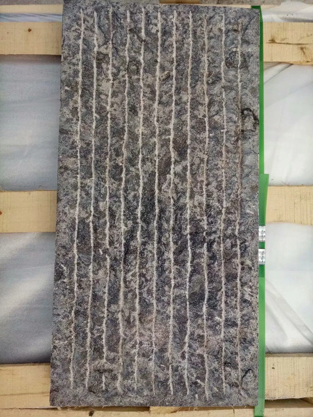 Building Material Natural Limestone Grooved/Honed/Tumbled Bluestone for Floor Tiles and Paving Stone and Wall Cladding/Facade