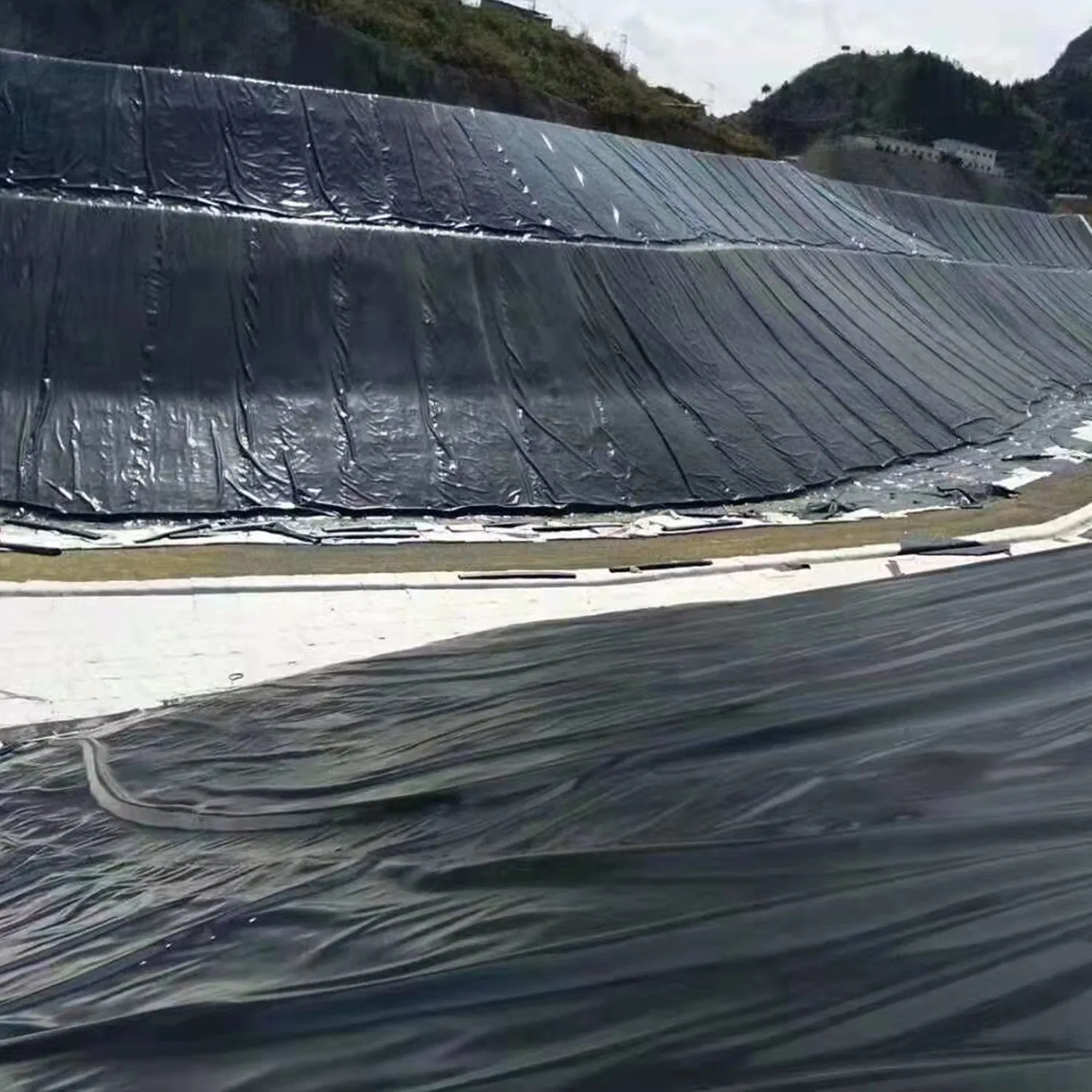 Application of HDPE Plastic Waterproofing/Anti-Seepage Smooth Surface/Rough Surface/Injection Point Composite Geomembrane in Landfill/Tailings Treatment