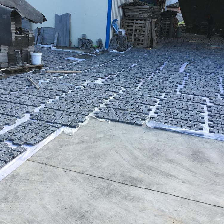 Natural Split Finish Offset Shape Black Basalt Stone Mesh Paving for Backyard Pavers