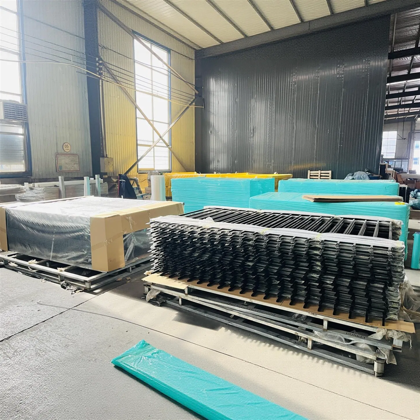 Reinforced Frame and Anti Climb Design Heavy Duty Welded Wrought Steel Iron Fence Welded Powder Coated Finials Top Fence Garrison/Security/Safety Fence